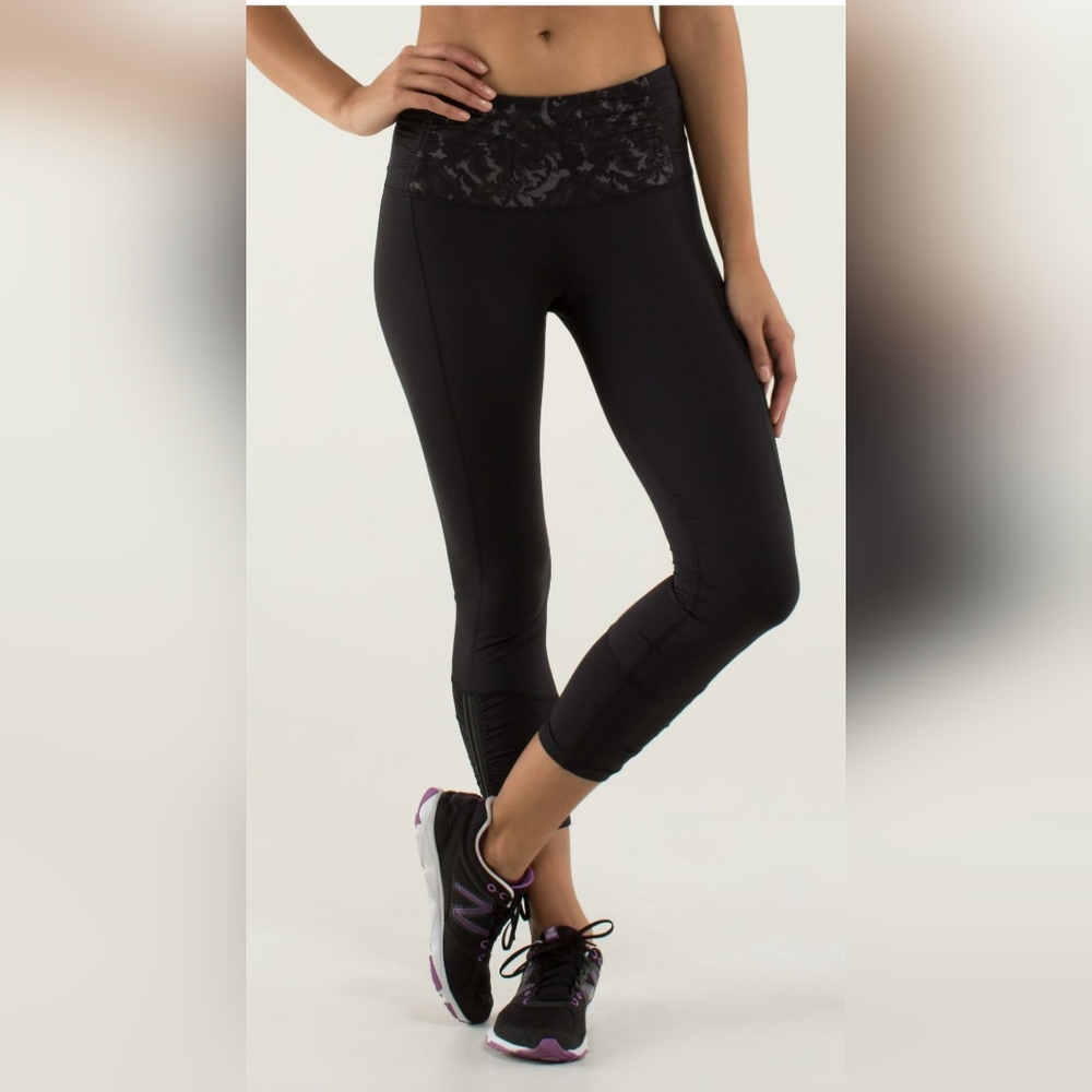 Lululemon Runday Crop leggings in black, featuring ruched calf details &zipper 6
